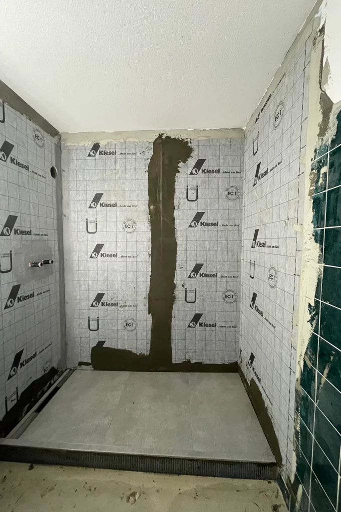 Premium Badsanierung durch Ihren Malermeister in München | Fugenloses Bad in Betonoptik