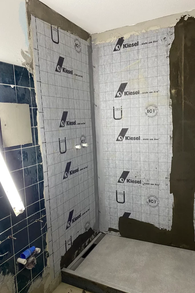 Premium Badsanierung durch Ihren Malermeister in München | Fugenloses Bad in Betonoptik