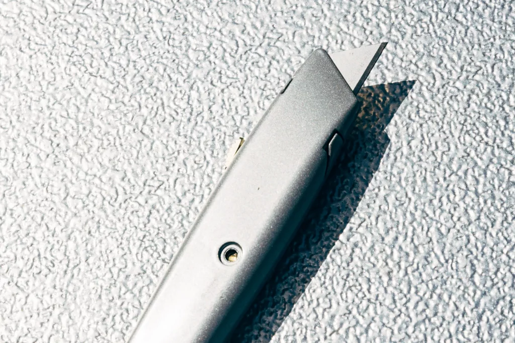 Einfaches Cuttermesser zum schneiden von Tapeten und Bauschaum