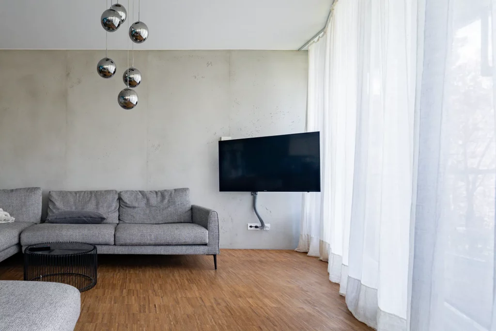 Perfekte Betonoptik für luxuriösen Wohnstil: Malermeister Armagan zaubert Eyecatcher im Wohnzimmer