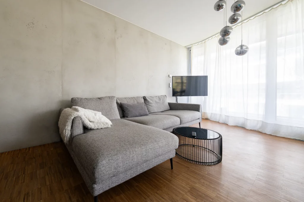 Perfekte Betonoptik für luxuriösen Wohnstil: Malermeister Armagan zaubert Eyecatcher im Wohnzimmer