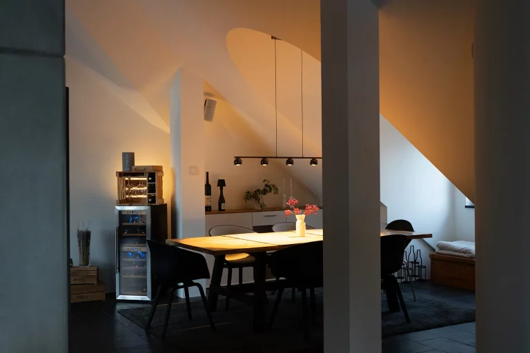 Elegante Transformation einer Dachgeschosswohnung in Obermenzing – Exklusive Wohnraumgestaltung durch Ihren Malermeister aus München