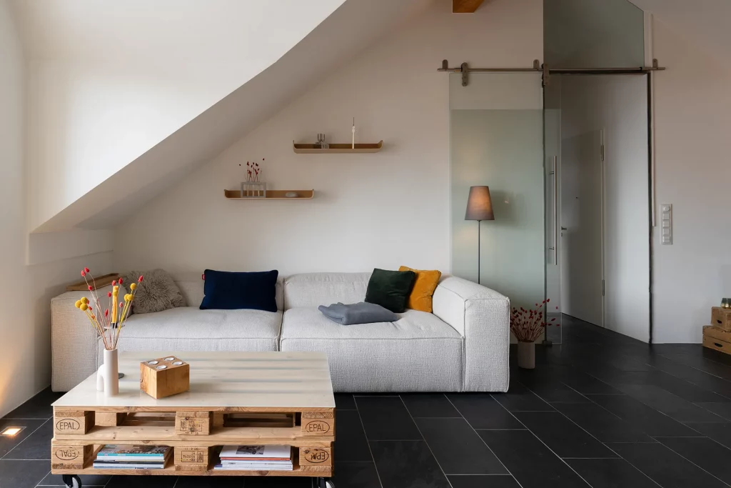 Elegante Transformation einer Dachgeschosswohnung in Obermenzing – Exklusive Wohnraumgestaltung durch Ihren Malermeister aus München