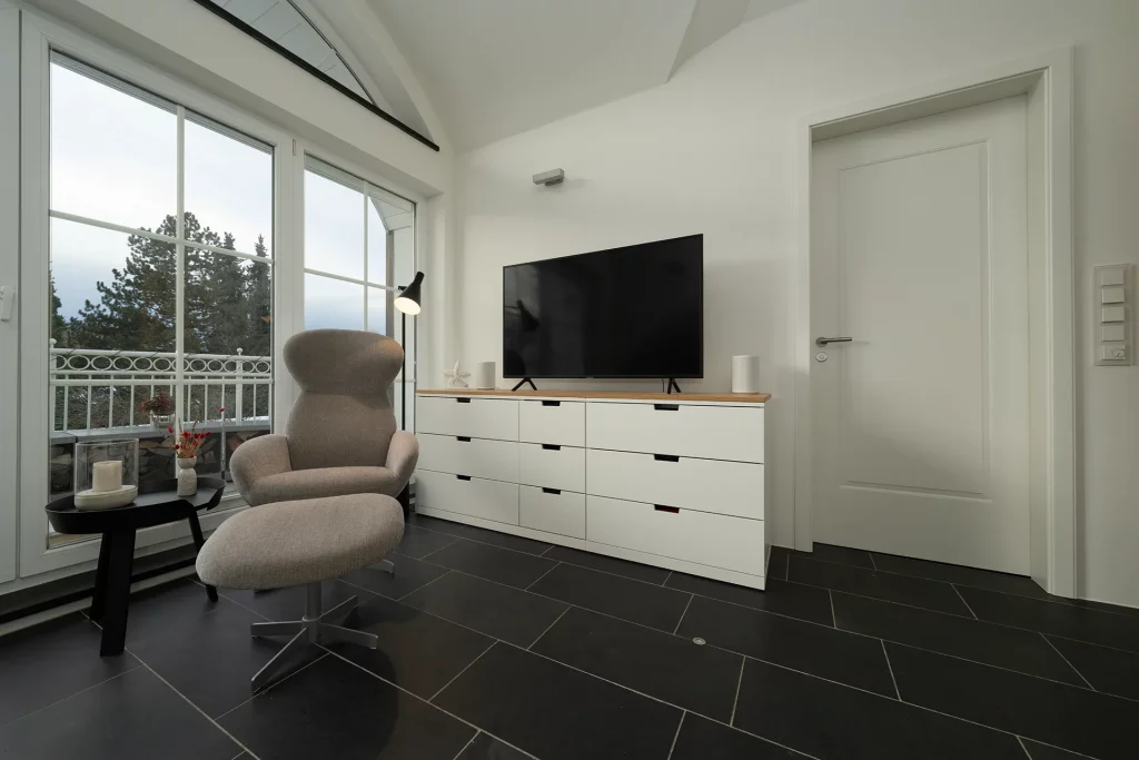 Elegante Transformation einer Dachgeschosswohnung in Obermenzing – Exklusive Wohnraumgestaltung durch Ihren Malermeister aus München
