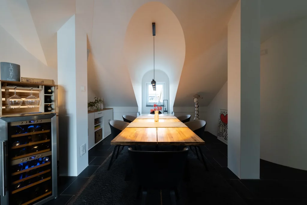 Elegante Transformation einer Dachgeschosswohnung in Obermenzing – Exklusive Wohnraumgestaltung durch Ihren Malermeister aus München