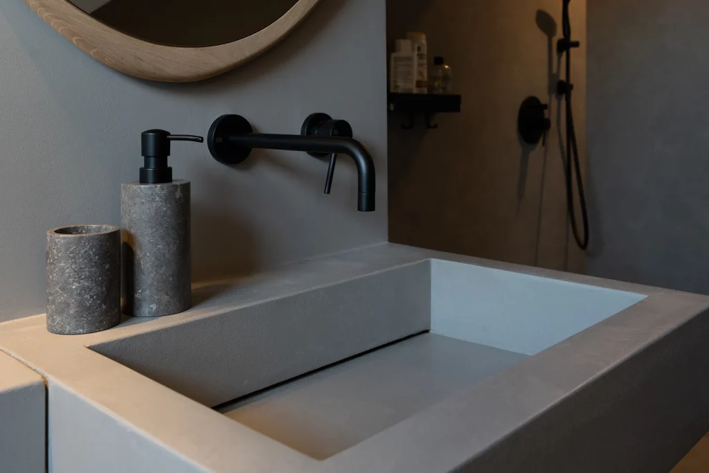 Fugenlose Eleganz im Badezimmer. Minimalistischer Genuss für den Alltag von Ihrem Maler in München