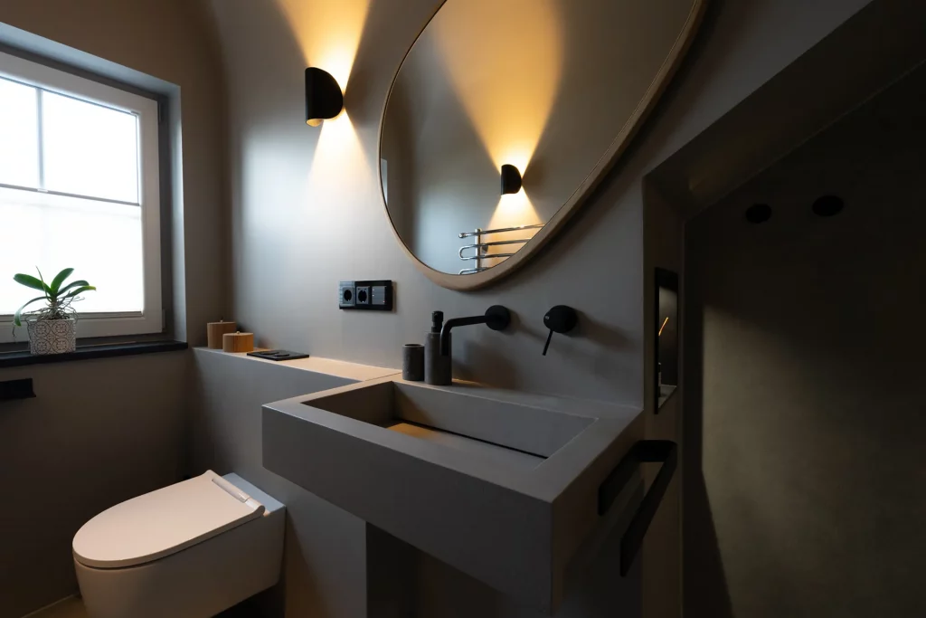 Fugenlose Eleganz im Badezimmer. Minimalistischer Genuss für den Alltag von Ihrem Maler in München