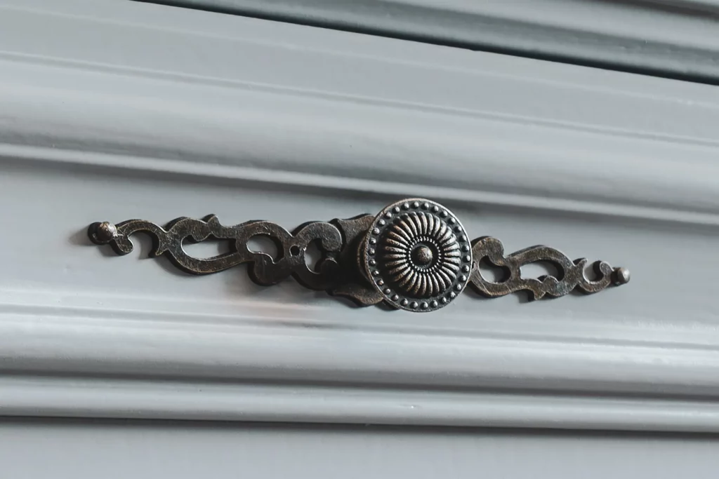 Stilgemäße Restaurierung einer Retro Küche – Malermeister in München vereint historische Handwerkskunst mit zeitlosem Glanz