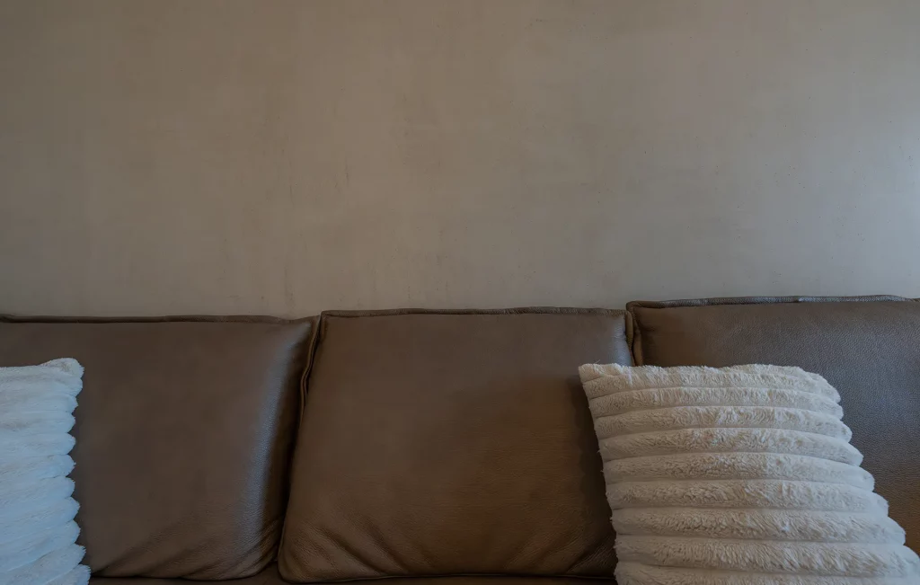 LimeWash Wandgestaltung im Wohnzimmer | München